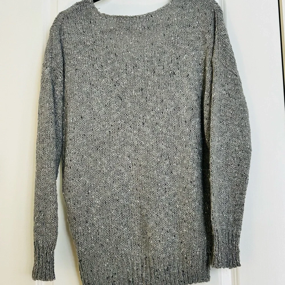 ANDREE BY UNIT Gray and Black Scoop Neck Sweater w/ Heart Design Women’s Size Sm - Picture 2 of 3